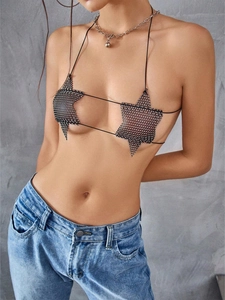 Glitzerndes Strass-Sterntop mit Metallkugel-Halskette und High-Waist-Jeanshose