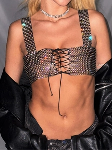 Détail du haut court sexy à lacets avec strass étincelants et design en résille