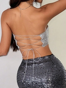 Top court sexy à paillettes argentées avec lacets croisés au dos pour tenue de fête
