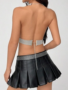 Completo top a lupetto con strass e minigonna nera per outfit alla moda da festival