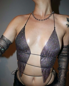 Détail d'un haut licou en résille métallique avec strass colorés et manches assorties