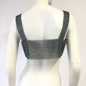 Détail du dos du crop top en maille noire avec des strass multicolores scintillants