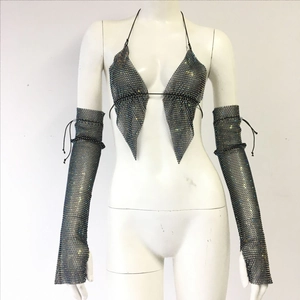 Détail du haut de bikini en maille strass holographique et manches avec trous pour les pouces