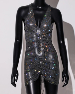 Dettaglio dell'abito a rete con strass neri e maglia di cristallo scintillante e scollo a V