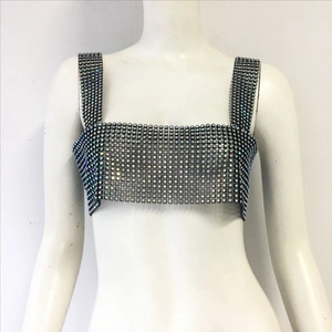 Détail du crop top en maille noire avec strass colorés et larges bandoulières