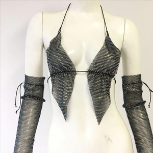 Vue détaillée du haut bikini en maille noire et manchettes avec strass scintillants