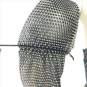 Gros plan sur haut en résille noir avec strass scintillants pour tenues de festival