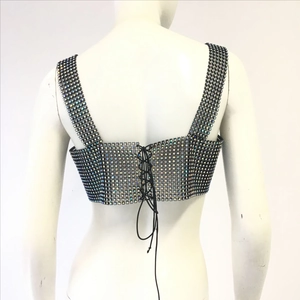 Détail du dos d'un top court en mesh noir avec strass colorés et laçage style corset sexy