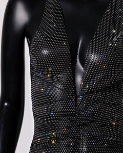 Vista dettagliata dell'abito in rete nera con strass scintillanti e scollatura all'americana