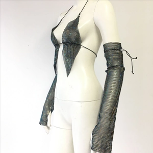 Détail de l'ensemble résille à strass avec haut dos nu et manches longues