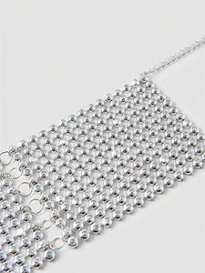Haut licou en maille strassée avec perles argentées et cristaux aux reflets irisés