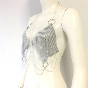 Détail du haut dos nu en maille strass argentée avec chaînes et anneaux métalliques