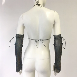 Gros plan détaillé des manches en résille gris foncé avec strass colorés sur un mannequin