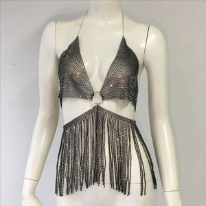 Détail du haut dos nu en résille à strass noirs avec des chaînes de franges métalliques