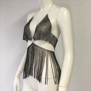 Détail du haut dos nu en maille métallique noire avec franges strassées pour fêtes