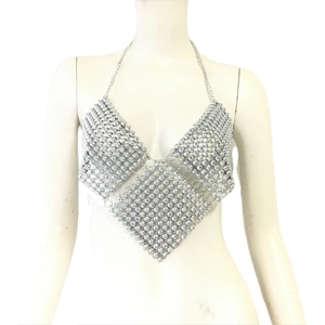 Détail d'un haut en chaîne argentée avec strass scintillants et un design dos nu sexy