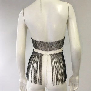 Détail du haut sexy en résille avec strass noirs et franges pour tenue de festival