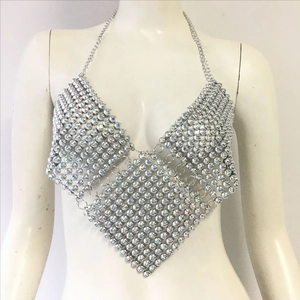Détail de la chaîne de corps en strass argentés avec col en V et design dos nu chic
