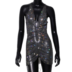 Dettaglio di un sexy abito a fascia con strass scintillanti su tessuto a rete