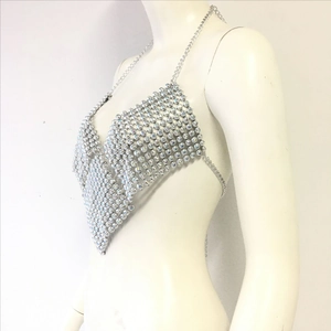 Détail de la brassière en strass argentés avec un motif de losanges en mailles de cristal