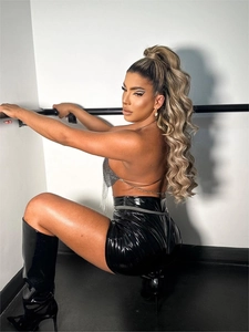 Détail du haut dos nu en strass résille argenté avec franges et bottes en cuir verni noir