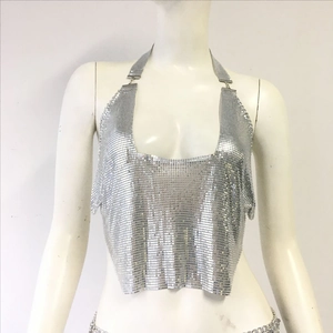 Dettaglio del top all'americana con paillettes argento, trama a rete e catena regolabile