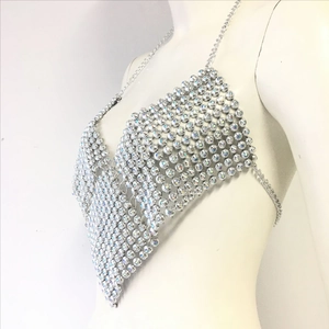 Détail macro de la chaîne de corps licou argentée avec strass irisés et maillons fins