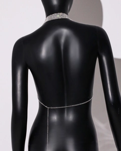 Gros plan d'un ras-du-cou en strass et d'une chaîne de corps argentée sur mannequin noir