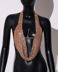 Détail du haut en maille or rose orné de strass brillants avec un col en V profond et élégant