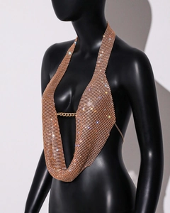 Détail d'un haut licou en chaîne or rose orné de strass scintillants pour les soirées