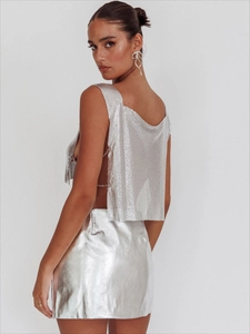 Ensemble haut pailleté argenté et jupe avec dos nu pour un style de soirée