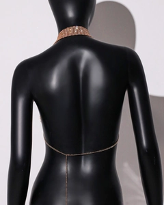 Détail d'un ras-du-cou en strass et d'une chaîne de corps croisée sur un mannequin noir