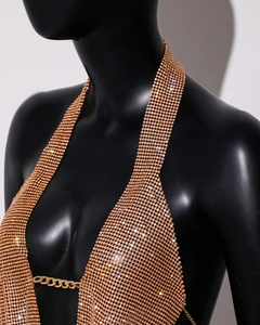 Détail du haut dos nu en maille métallique dorée avec strass brillants sur mannequin noir