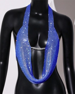 Détail d'un top licou à paillettes bleu brillant avec maille de strass sur un mannequin