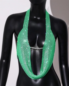 Détail du haut licou vert à paillettes avec col en V profond et fermeture à chaîne argentée