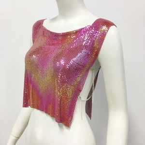Λεπτομέρεια από crop top με παγιέτες σε ροζ-πορτοκαλί ντεγκραντέ και ασημένια πλαϊνή αλυσίδα