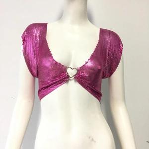 Détail de la maille rose fuchsia à paillettes et de la boucle centrale en forme de cœur