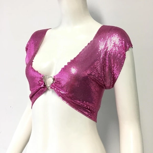 Détail du haut à paillettes rose fuchsia avec décolleté en V et boucle de cœur