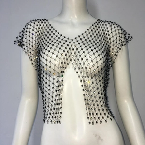 Gros plan du haut court en maille résille noire avec des strass colorés brillants