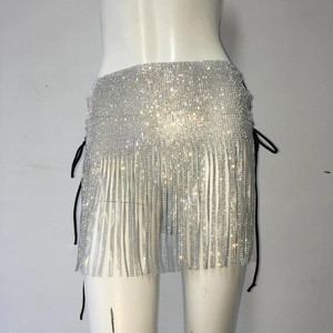 Vue détaillée des franges de strass argentés et de la maille sur la mini-jupe