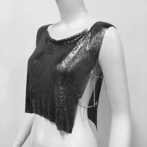 Λεπτομέρεια μεταλλικού crop top με πούλιες και ρυθμιζόμενες ασημένιες πλαϊνές αλυσίδες