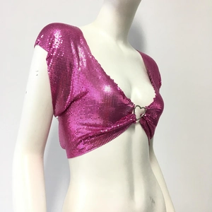 Détail du haut à paillettes rose fuchsia avec anneau en cœur et décolleté en V profond