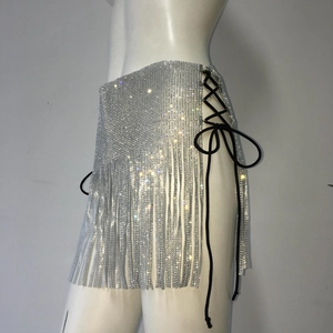 Détails de mini-jupe argentée à paillettes avec franges et laçage latéral chic