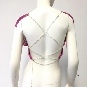 Détail du haut dos nu en maille métallique rose fuchsia avec chaînes croisées