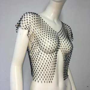 Vue détaillée du gilet en résille noire avec strass brillants et coupe ouverte devant
