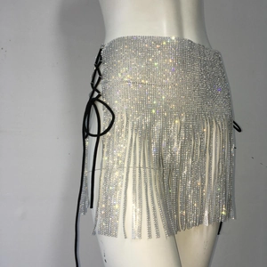 Détail de mini-jupe à franges en strass argentés avec laçage latéral noir sexy