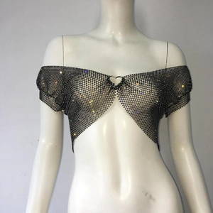 Detail des schwarzen Netz-Crop-Tops mit funkelnden Strasssteinen und silberner Herzschnalle