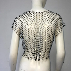 Vue arrière d'un haut court en résille noire orné de strass brillants et texture mesh