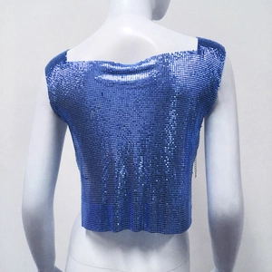 Πίσω όψη του ηλεκτρικού μπλε crop top με παγιέτες και μεταλλική υφή σε μανεκέν