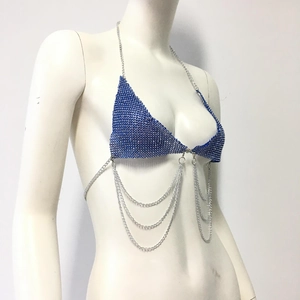 Détail de la chaîne de corps en strass bleus avec franges argentées et maillons fins
